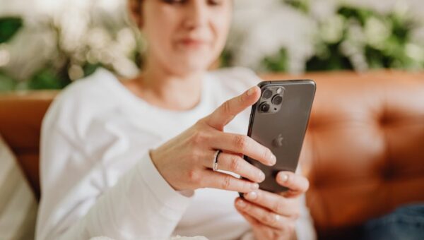 How to Navigate Social Media as a Modern Mom