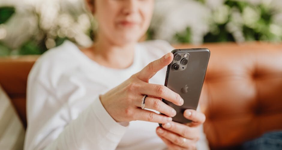 How to Navigate Social Media as a Modern Mom